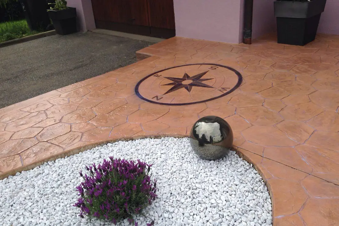 Brújula en hormigón impreso en el piso de una residencia Brújula en hormigón impreso en el piso de una residencia